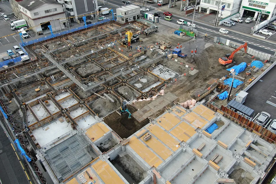 市街地で直面した、安全確保と地盤の課題